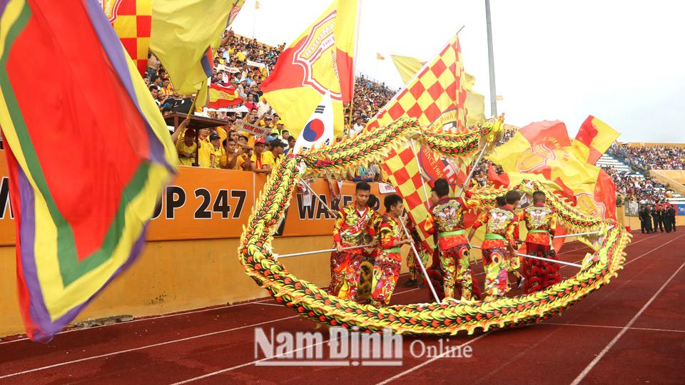 Hội Cổ động viên bóng đá Nam Định cuồng nhiệt trên khán đài Sân vận động Thiên Trường