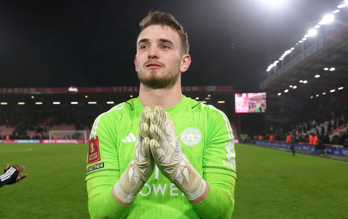 Jakub Stolarczyk trong màu áo câu lạc bộ bóng đá Dunfermline Athletic
