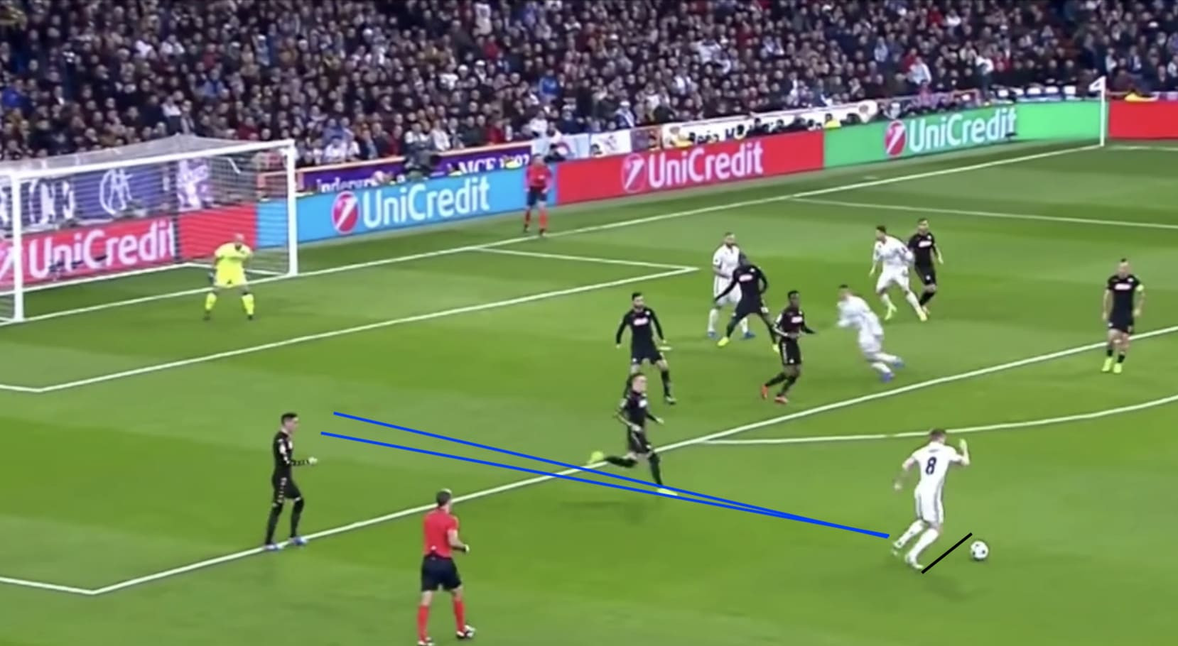 James Rodríguez di chuyển thông minh vào khoảng trống, được Kroos nhận diện