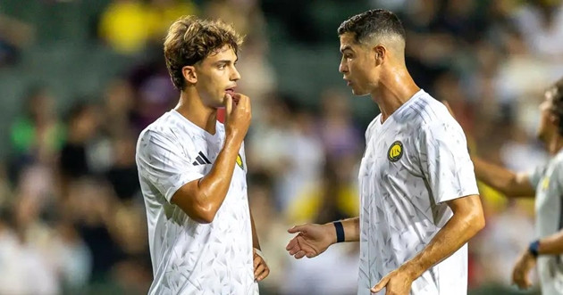 Joao Felix và Cristiano Ronaldo trong trận đấu giữa Al Nassr và câu lạc bộ bóng đá Al Taawon