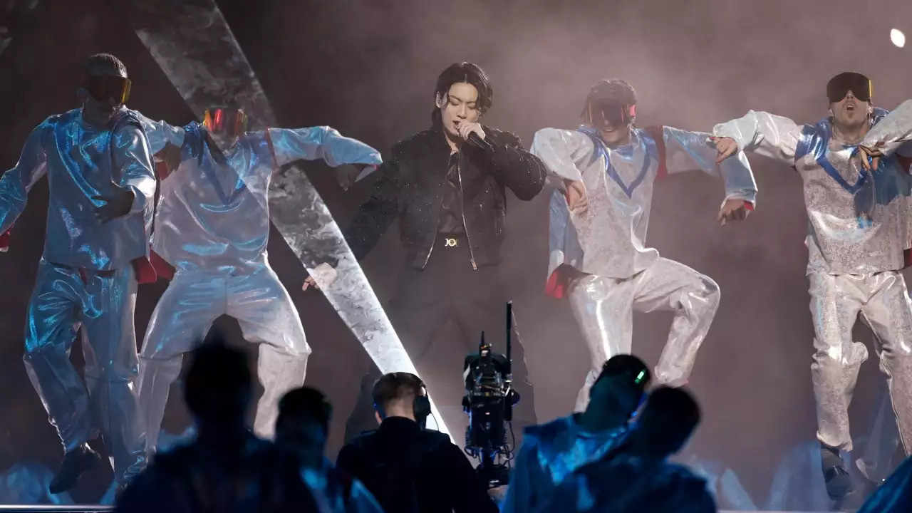 Jungkook của BTS biểu diễn ca khúc &quot;Dreamers&quot; tại lễ khai mạc World Cup Qatar 2022