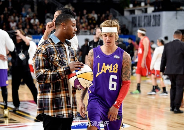 Justin Bieber trao đổi chiến thuật trước trận đấu