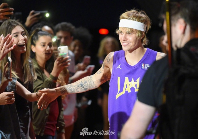 Justin Bieber trong một trận đấu bóng rổ dành cho nghệ sĩ