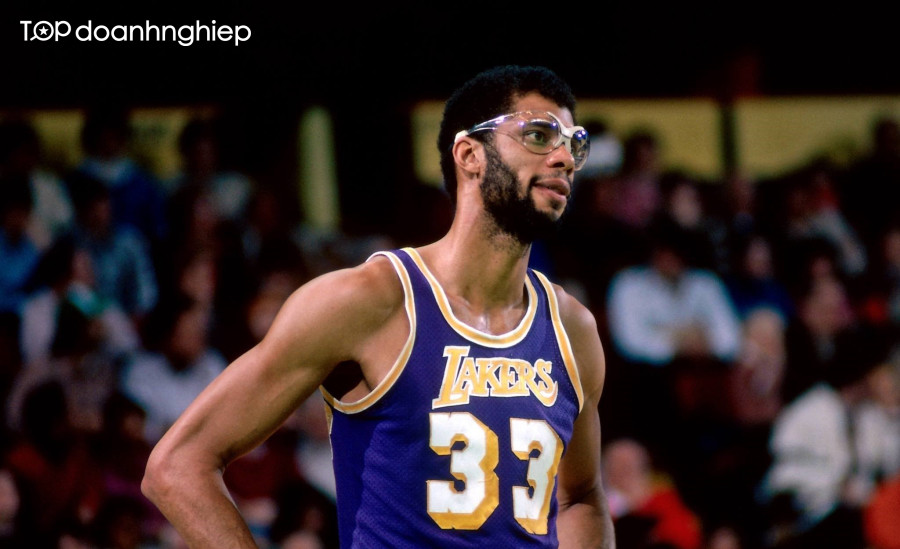 Kareem Abdul-Jabbar với cú &quot;Skyhook&quot; huyền thoại, một trong những cầu thủ bóng rổ giỏi nhất thế giới