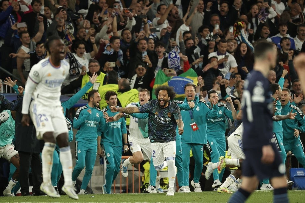 Karim Benzema ăn mừng bàn thắng, biểu tượng của những pha lội ngược dòng trong bóng đá đầy cảm xúc của Real Madrid