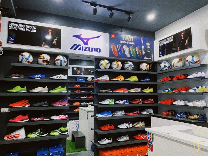 Kệ trưng bày đầy ắp những mẫu giày đá bóng adidas mới nhất tại Sport9.vn.