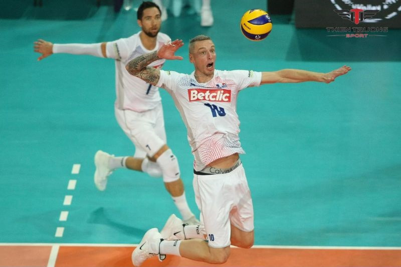 Kevin Le Roux chắn bóng trên lưới