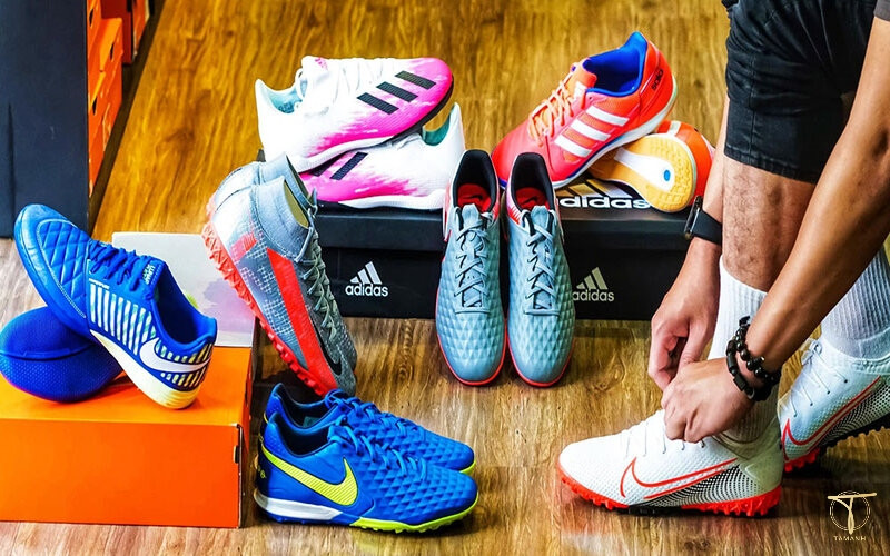 Khách hàng đang thử giày đá bóng adidas tại Belo Sport, một trải nghiệm mua sắm chân thực.