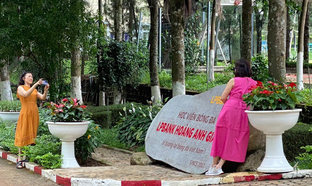 Khách tham quan đang chụp ảnh lưu niệm tại Học viện LPBank HAGL, địa điểm học viện bóng đá Hoàng Anh Gia Lai