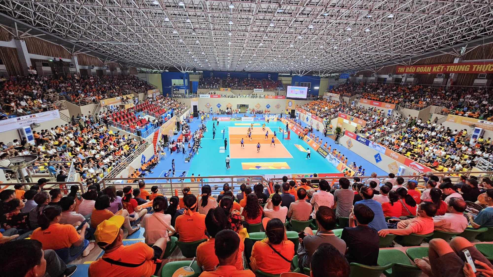 Khán giả chật kín nhà thi đấu Lào Cai theo dõi giải bóng chuyền nữ quốc tế VTV Cup Ferroli