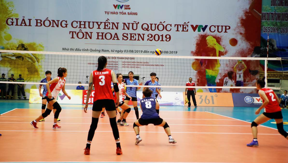 Khán giả cổ vũ nồng nhiệt cho đội tuyển Việt Nam khi xem giải bóng chuyền nữ quốc tế VTV Cup