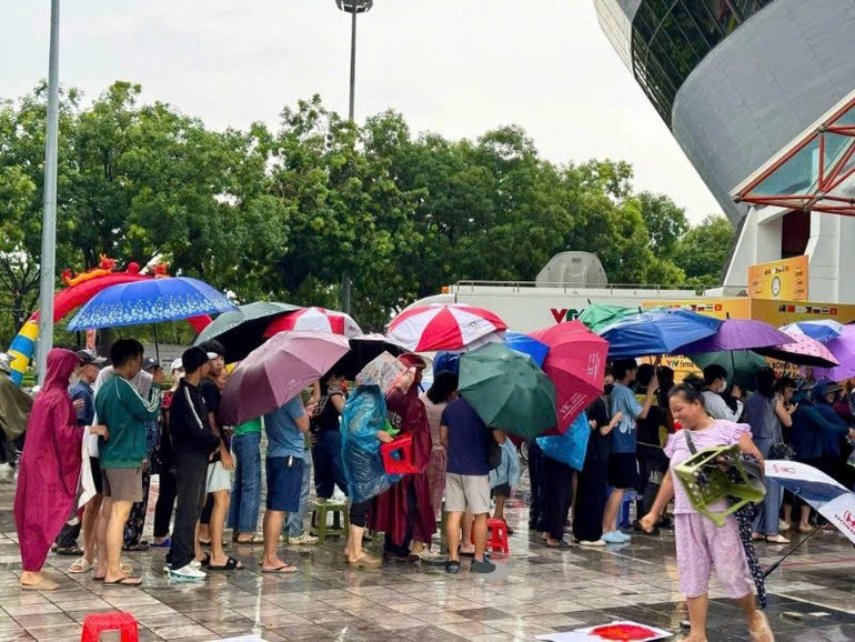 Khán giả hâm mộ đội mưa mua vé xem các trận đấu giải bóng chuyền quốc tế đầy kịch tính