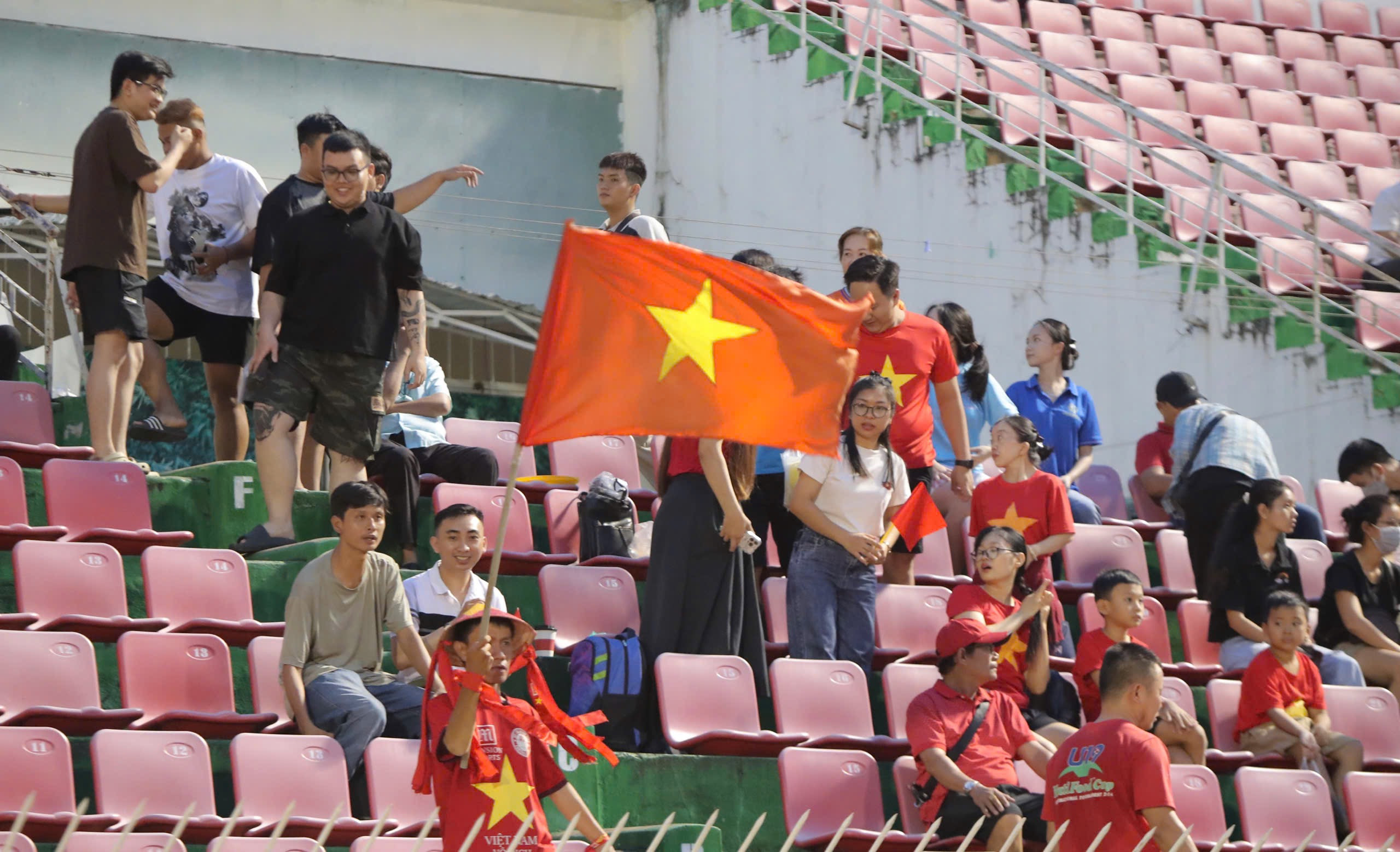 Khán giả nhiệt tình cổ vũ cho đội U19 nữ Việt Nam trong trận đấu chung kết