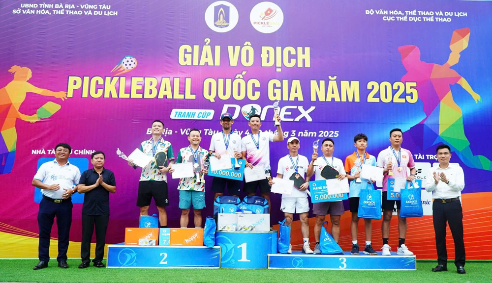 Khán giả sôi động cổ vũ cho các vận động viên trong trận chung kết giải Pickleball Quốc gia.