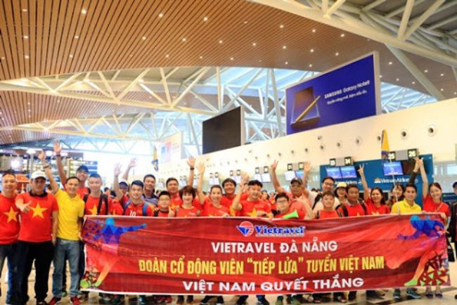 Khẩu hiệu cổ vũ bóng đá được in trên băng rôn nhỏ, cầm tay, với thông điệp đơn giản nhưng mạnh mẽ: &quot;Tiếp Lửa Việt Nam&quot;, thể hiện sự nhiệt huyết