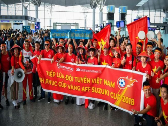 Khẩu hiệu cổ vũ bóng đá trên băng rôn của người hâm mộ trong giải đấu AFF SUZUKI CUP 2018. Màu sắc nổi bật, chữ viết rõ ràng