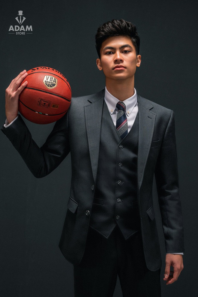 Khoảnh khắc Phạm Thành Nam, hot boy bóng rổ, tỏa sáng với vẻ lịch lãm bên ngoài sân.