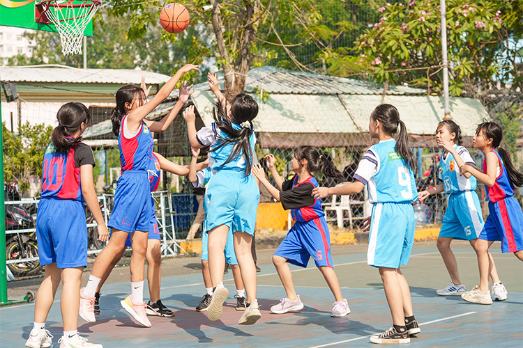 Khoảnh khắc thi đấu sôi nổi của các em học sinh tại giải bóng rổ Milo, cổ vũ tinh thần năng động