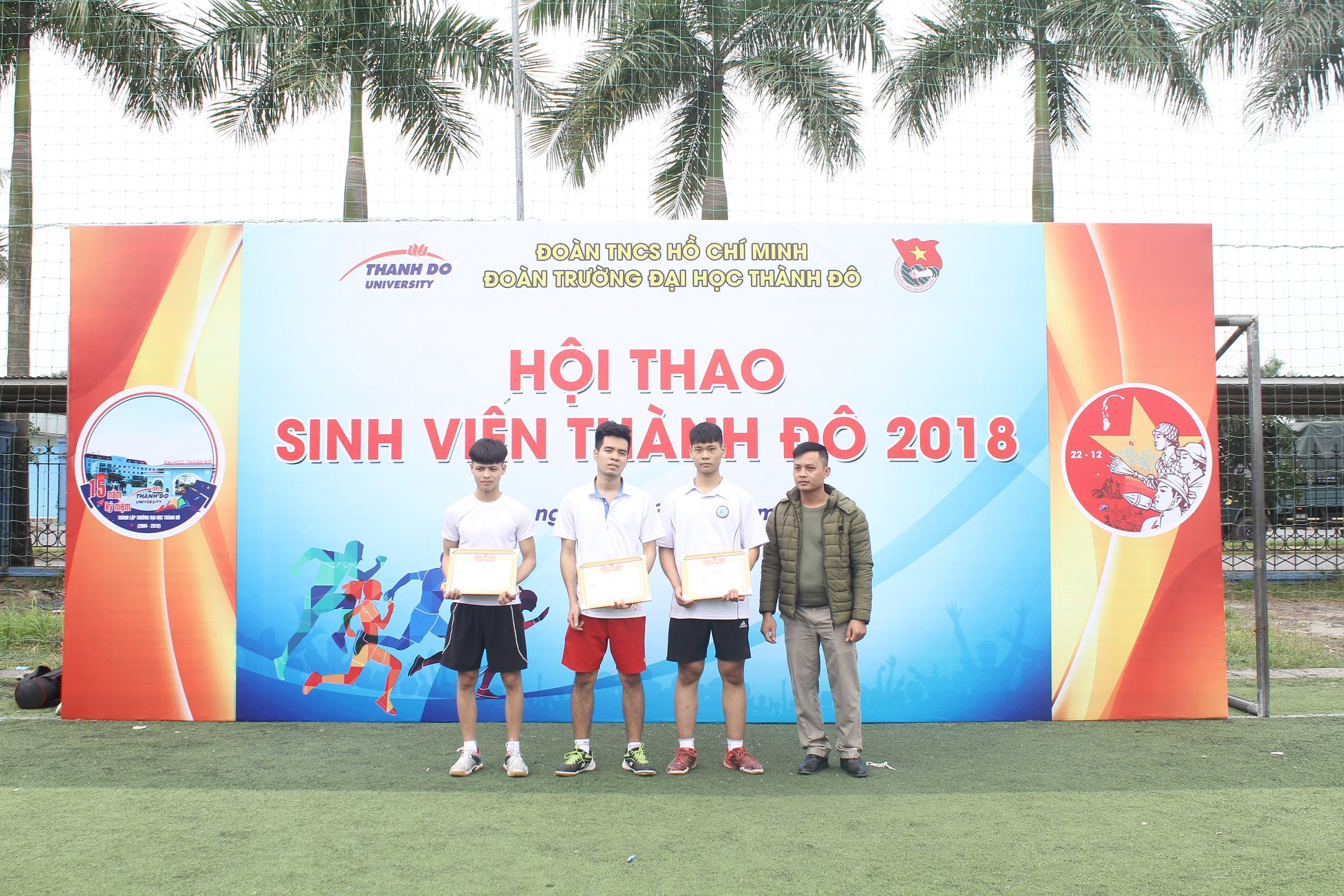 Khoảnh khắc trao giải Cầu lông tại Hội thao Sinh viên, ghi nhận tài năng và tinh thần thi đấu của sinh viên, từ đó thúc đẩy câu lạc bộ bóng đá Thành Đô Dung Thành