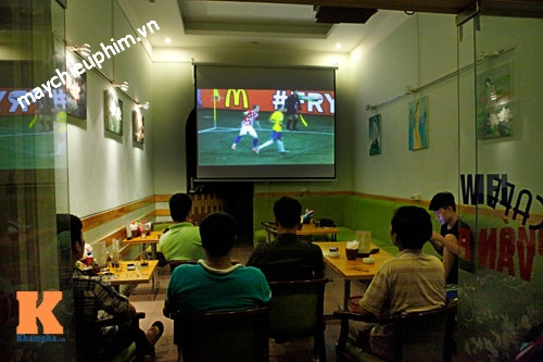 Không gian quán cafe trang bị máy chiếu xem bóng đá thu hút khách hàng