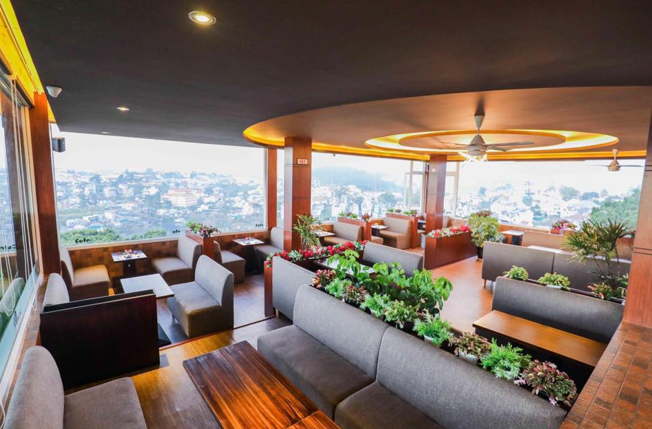 Không gian sang trọng Dalat Golf Cafe lý tưởng cho trải nghiệm cafe xem bóng đá Đà Lạt