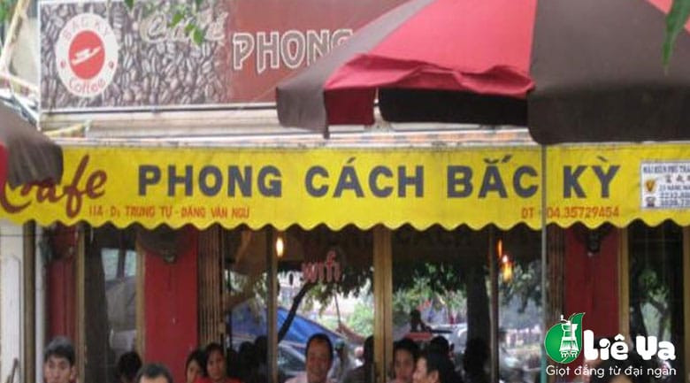Không khí cuồng nhiệt tại một địa điểm xem bóng đá Hà Nội với màn hình lớn và người hâm mộ