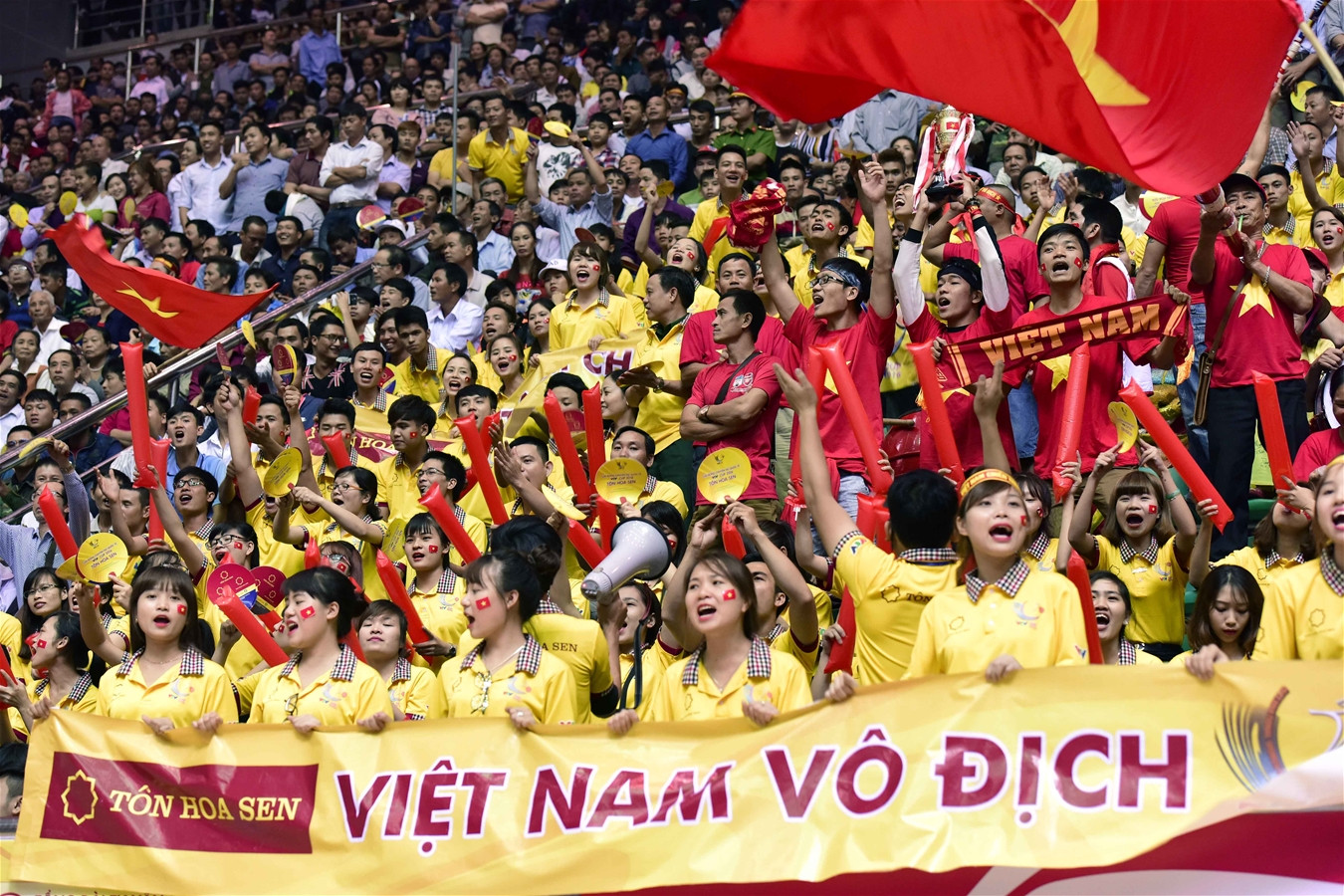 Không khí cuồng nhiệt trên khán đài dành cho tuyển Việt Nam tại VTV Cup 2016
