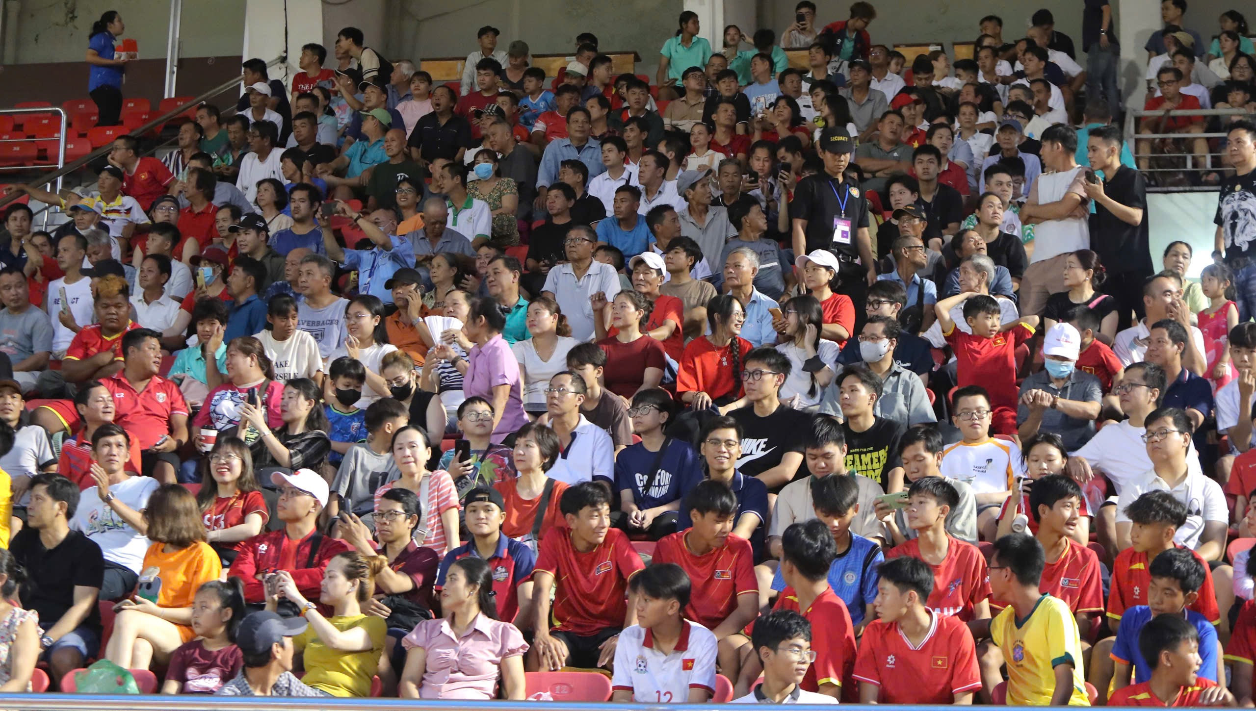 Không khí sôi động trên khán đài trận chung kết bóng đá nữ U19 Việt Nam