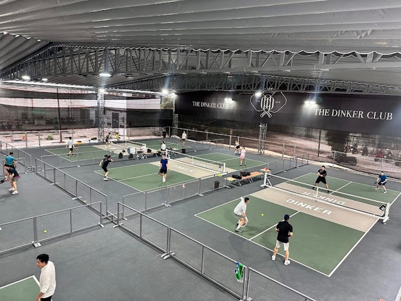 Không gian sân trong nhà hiện đại của Dinker Pickleball Club