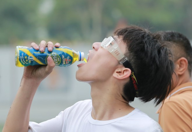 Khung cảnh sôi động của một trận đấu tại Giải bóng đá An ninh Thủ đô thu hút đông đảo cổ động viên
