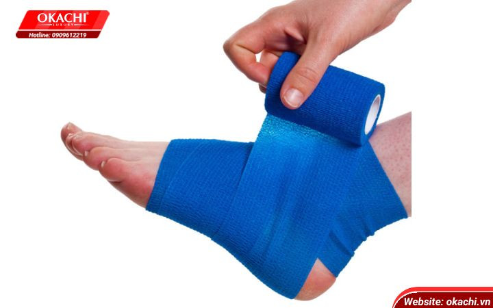 Kiểm tra độ chặt của băng khi thực hiện cách băng chân khi đá bóng, đảm bảo thoải mái và hiệu quả