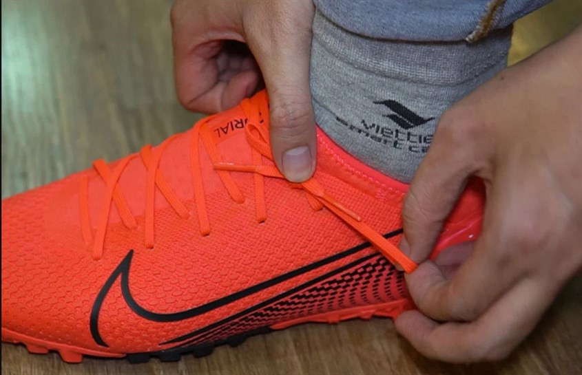 Kiểu giấu nút thắt dây hạn chế tối đa việc thừa dây giày ra ngoài