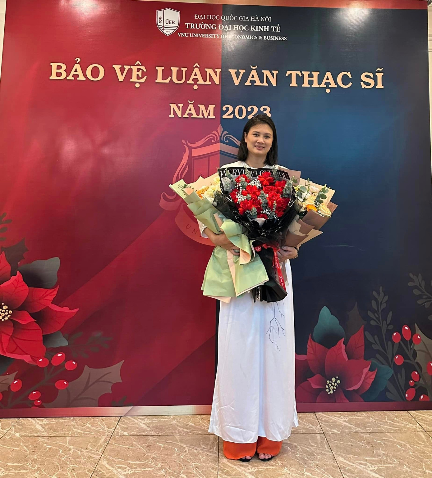 Kim Huệ trong ngày bảo vệ luận văn Thạc sĩ Quản lý kinh tế, gương mặt rạng rỡ đầy tự hào của hoa khôi bóng chuyền Kim Huệ