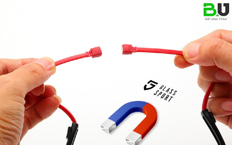 Kính cận thể thao GS-ONE màu đen với dây đeo tích hợp, đặt trên nền cỏ xanh.