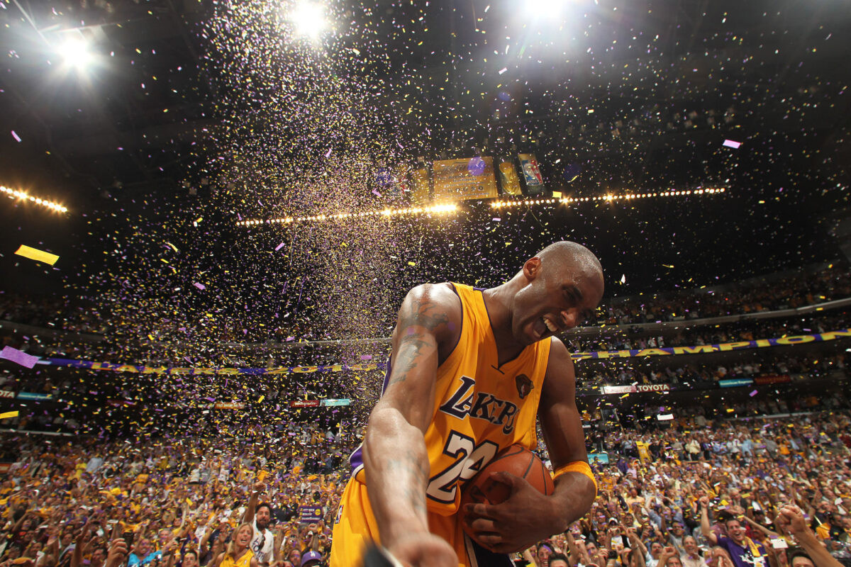 Kobe Bryant, huyền thoại bóng rổ &quot;Black Mamba&quot;, trong khoảnh khắc thi đấu đầy quyết liệt.