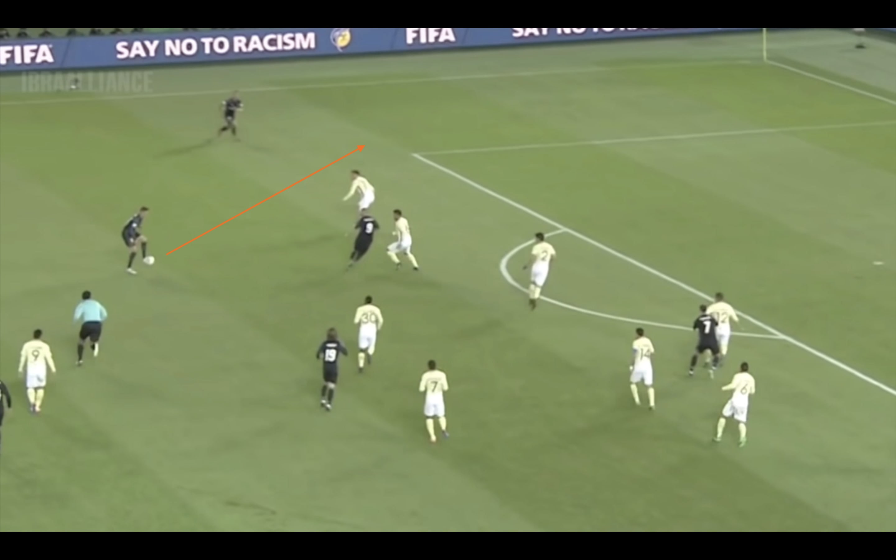 Kroos bị vây ráp bởi nhiều cầu thủ đối phương nhưng vẫn tìm ra lối thoát