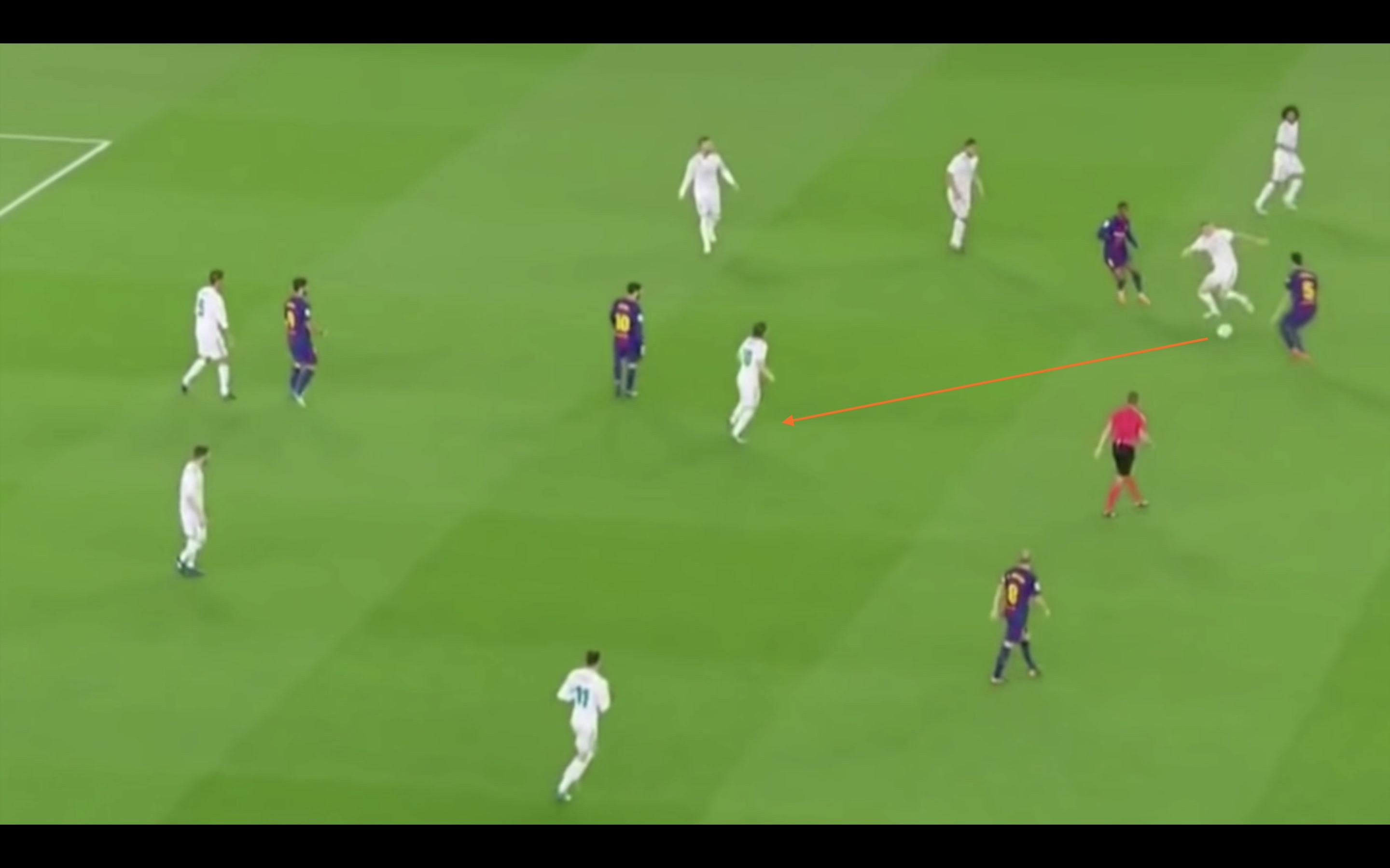 Kroos chích bóng qua tầm với của Busquets, mở ra cơ hội phản công