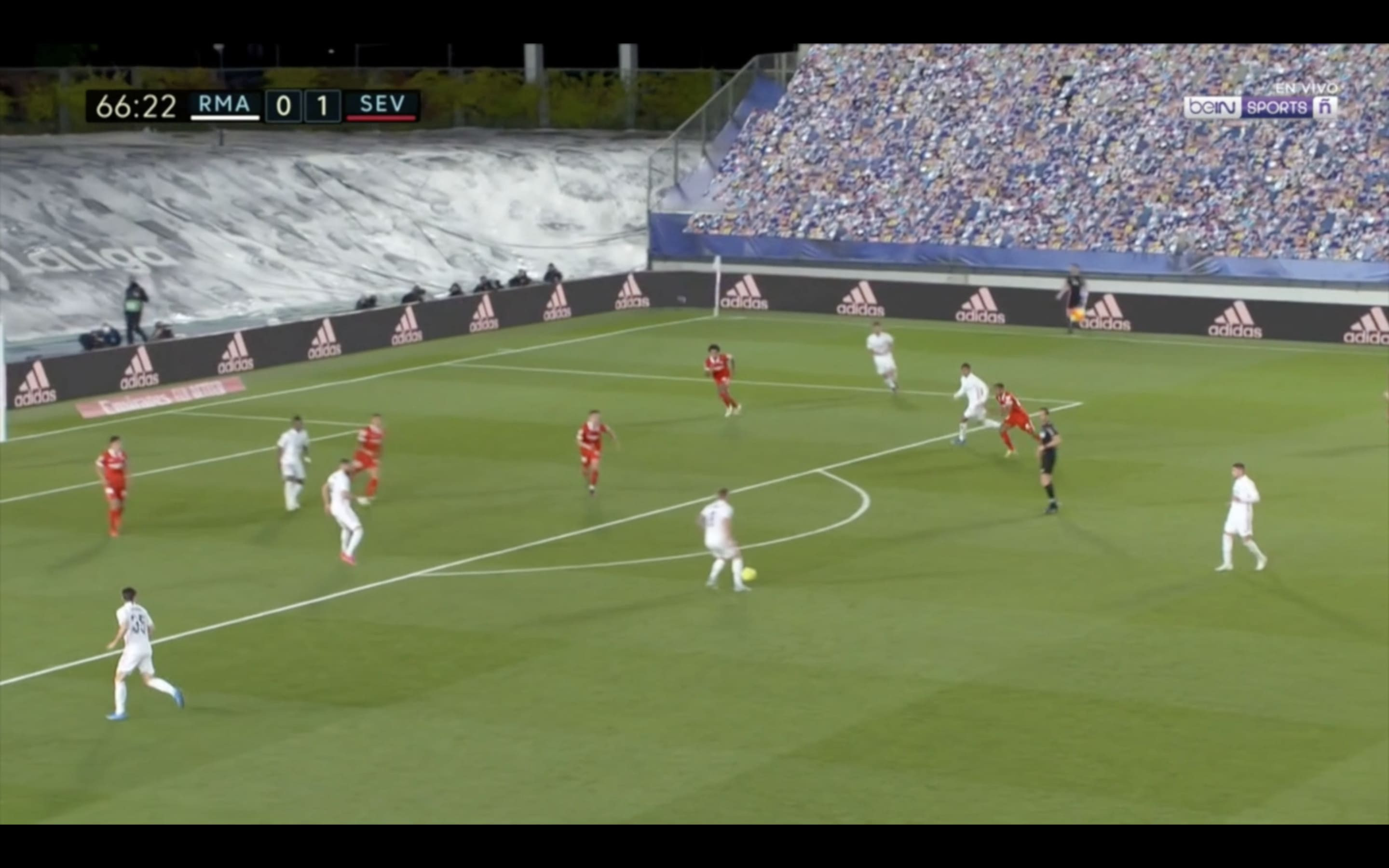 Kroos giữ bóng và quan sát đồng đội di chuyển, chờ đợi khoảnh khắc vàng