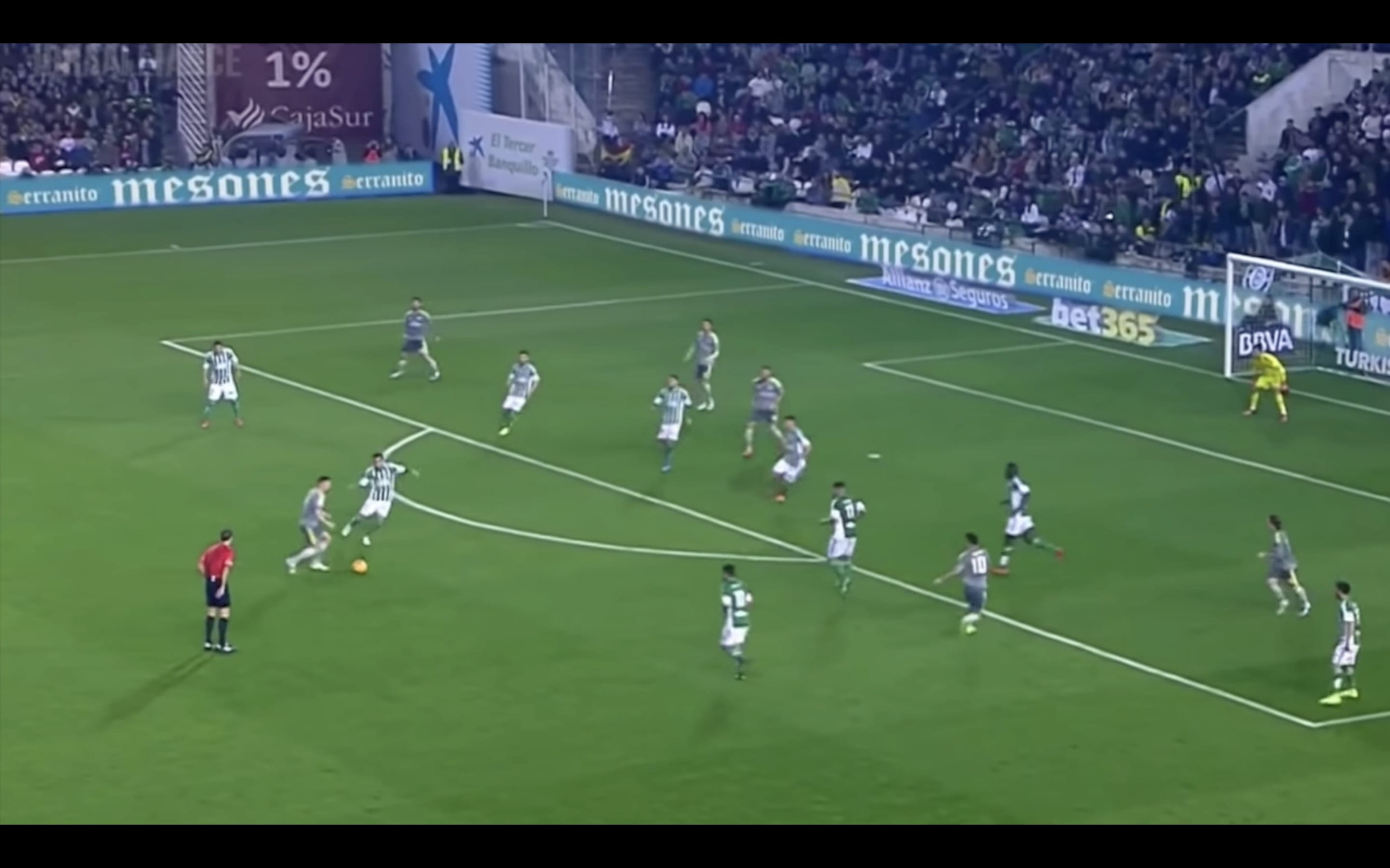 Kroos thực hiện đường chuyền chọc khe xuyên tuyến cho James Rodríguez