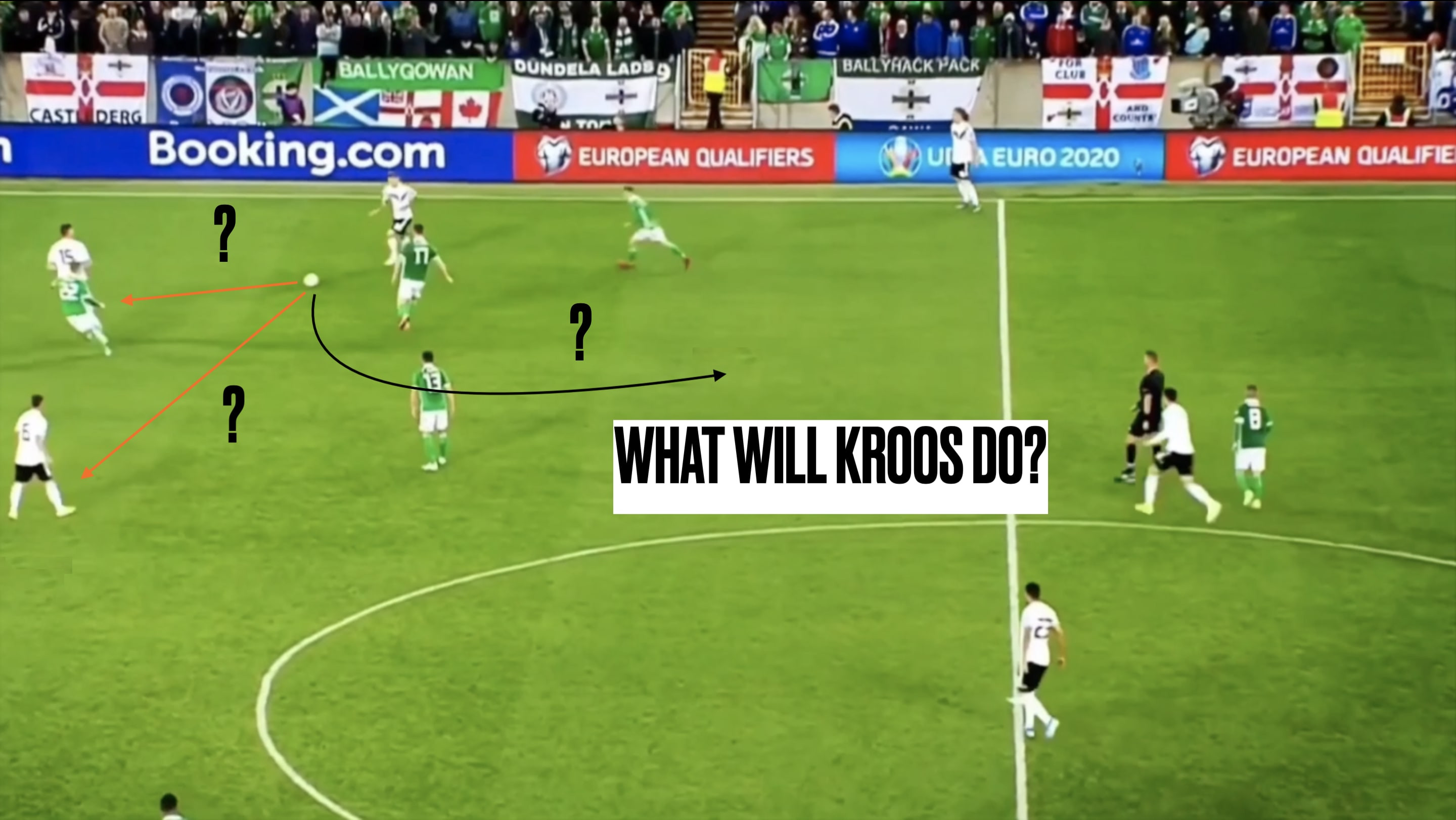 Kroos thực hiện đường chuyền dài sắc bén tìm đến Dani Carvajal