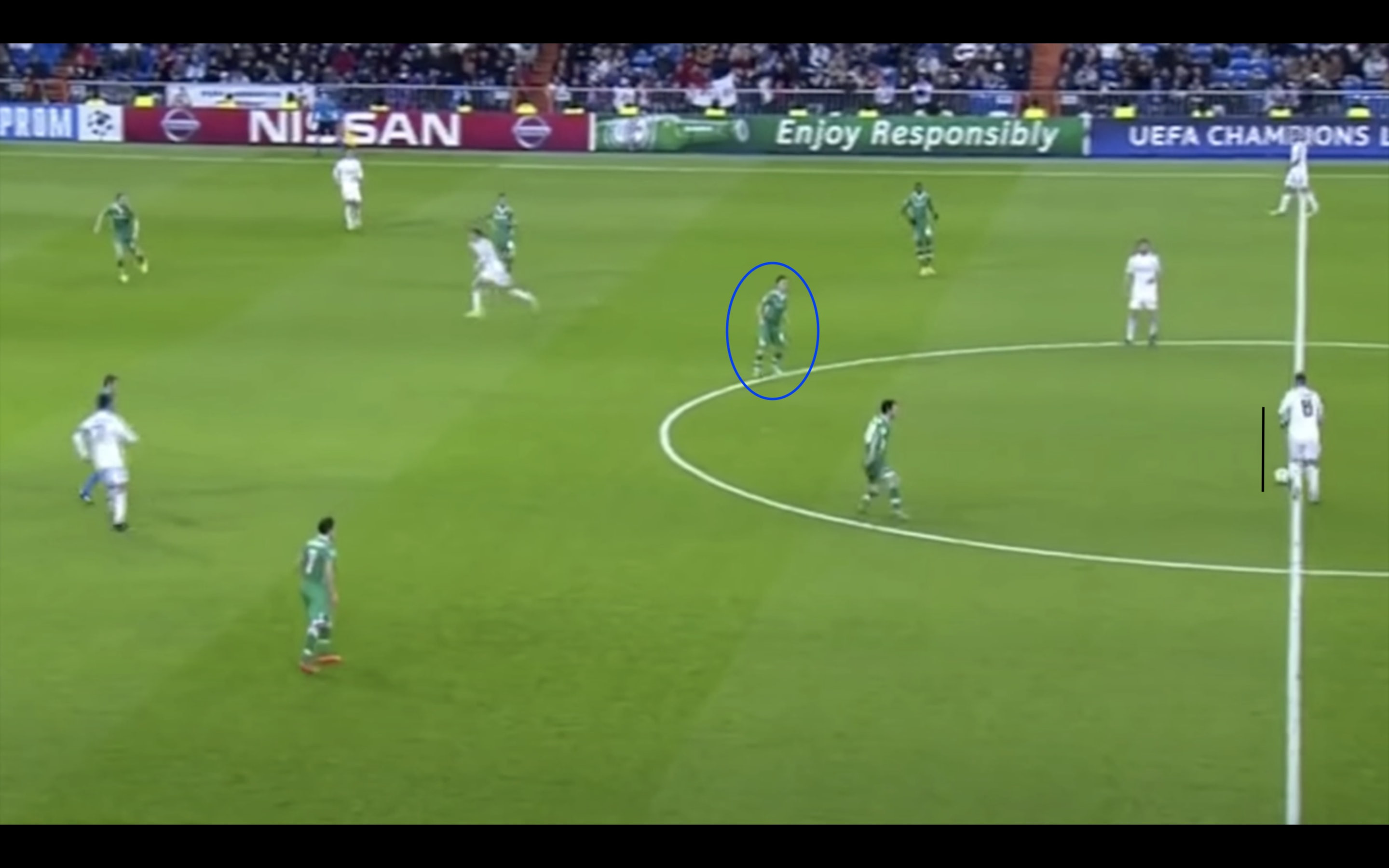 Kroos với tư thế chuẩn bị chuyền bóng khéo léo đánh lừa hậu vệ