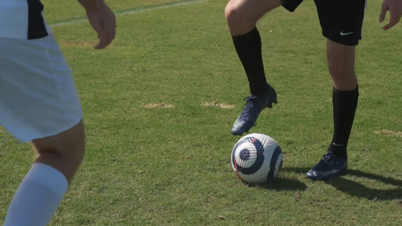 Kỹ thuật bóng đá của Ronaldo: Pha xử lý bóng Foot Hover của Ronaldo, động tác khiêu khích và bứt tốc làm bất ngờ đối thủ, thể hiện sự tự tin và quyết đoán của anh