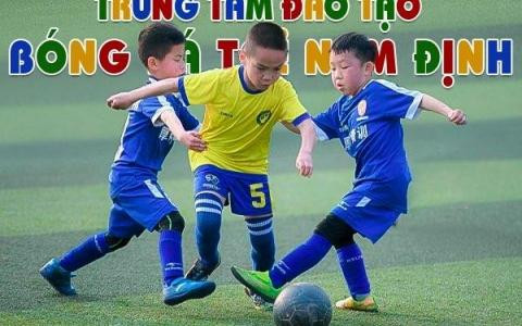 Kỹ thuật đá bóng xoáy: Tư thế chuẩn bị cho cú sút má trong hiệu quả