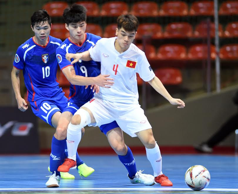 Kỹ thuật Dứ lừa bóng qua người trong futsal