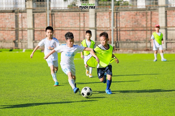 Kỹ thuật tì đè trong giáo án dạy bóng đá trẻ em, giúp bảo vệ bóng