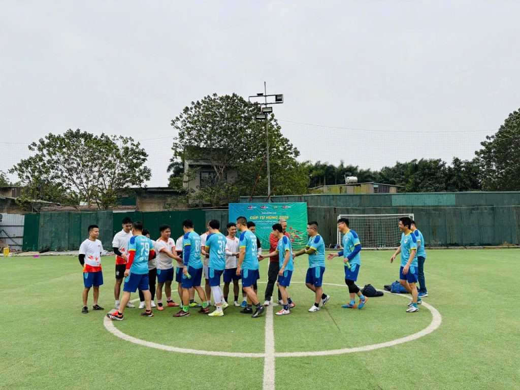 Lãnh đạo Tập đoàn Đất Việt trao giải cho đội vô địch giải bóng đá Cúp Tứ Hùng 2025
