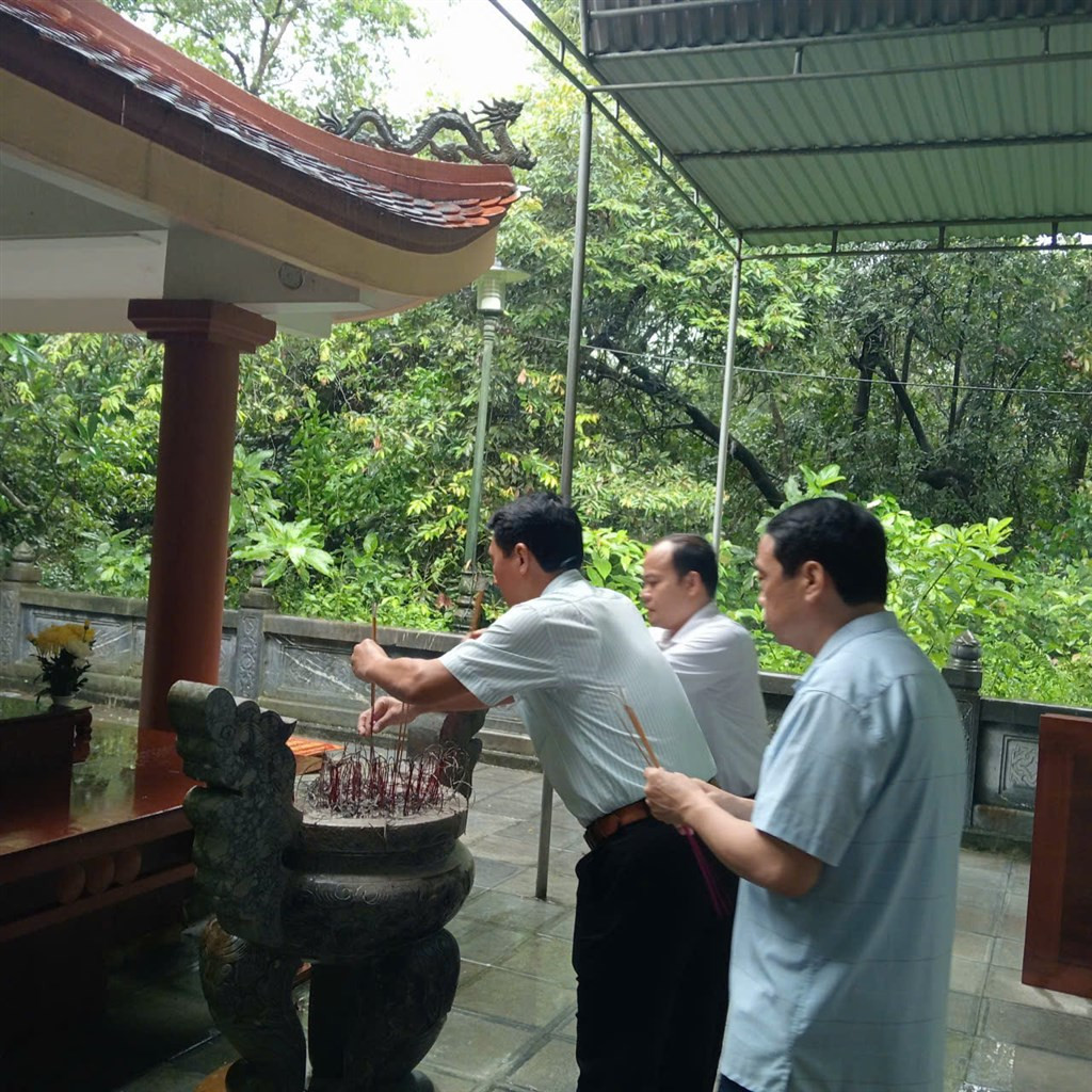 Lãnh đạo xã Nam Đàn tổ chức dâng hương dâng hoa
