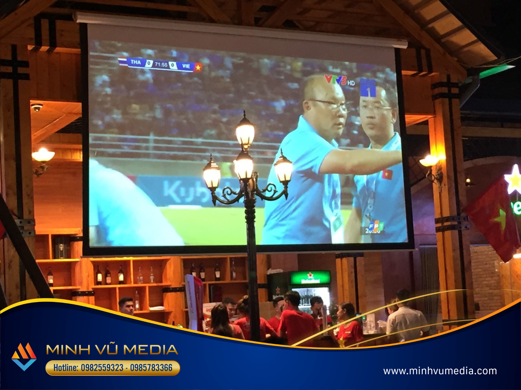 Lắp đặt hệ thống máy chiếu và màn chiếu cho nhà hàng xem bóng đá giải AFF Cup