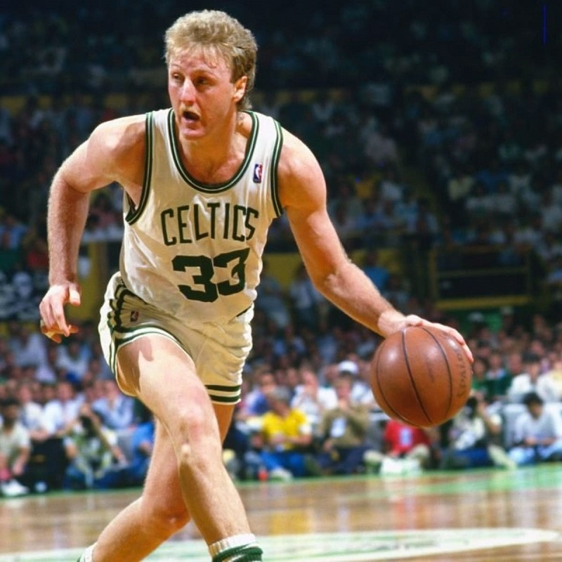 Larry Bird nổi tiếng với tài năng toàn diện và tinh thần thi đấu mạnh mẽ