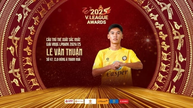 Lê Văn Thuận nhận giải cầu thủ trẻ xuất sắc nhất V.League, minh chứng cho sự triển vọng